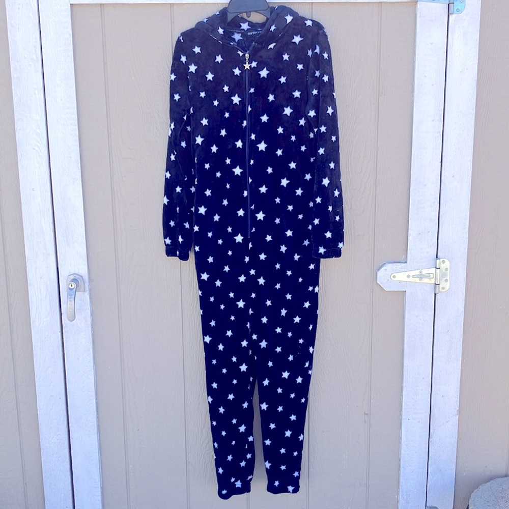 Blue with white stars a one piece PJ’s.  Zips ip the front w/pockets.